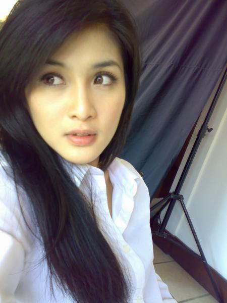 Sandra Dewi Ngangkang